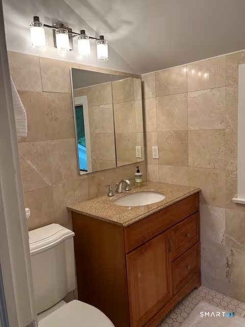 9 Fall Ridge Road Weston, CT 06883 - Photo 34 of 39 Second floor full bath (in cottage)