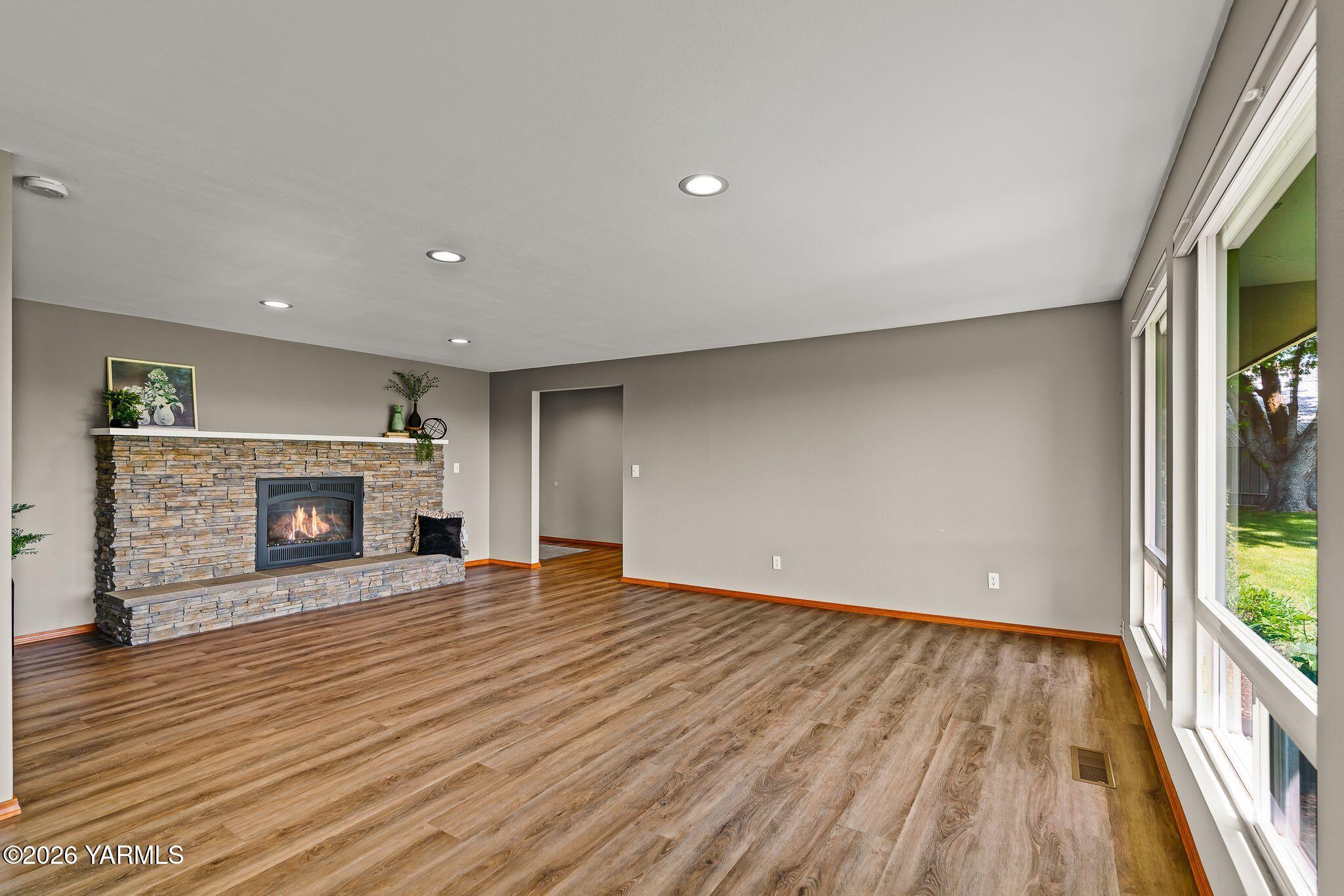 61 North Johnson Road Selah, WA 98942 - Photo 8 of 41 Living Room