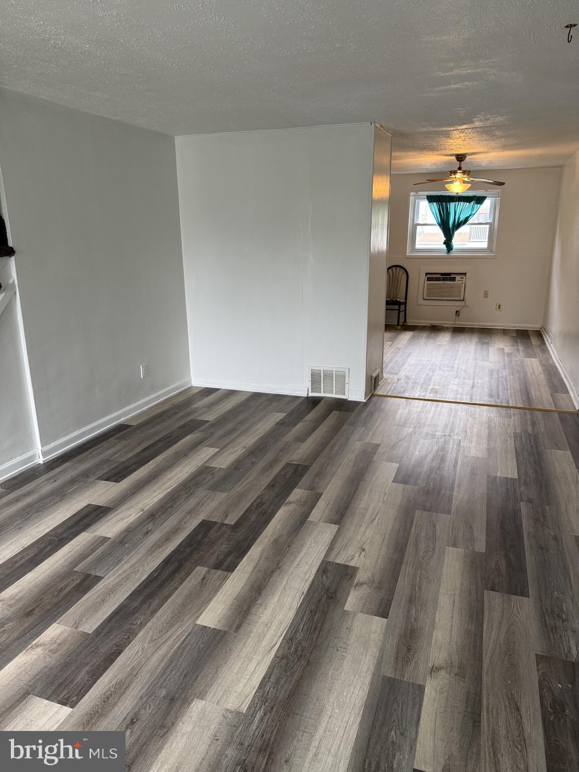 927 Grant Road Folcroft, PA 19032 - Photo 2 of 15 Living Room