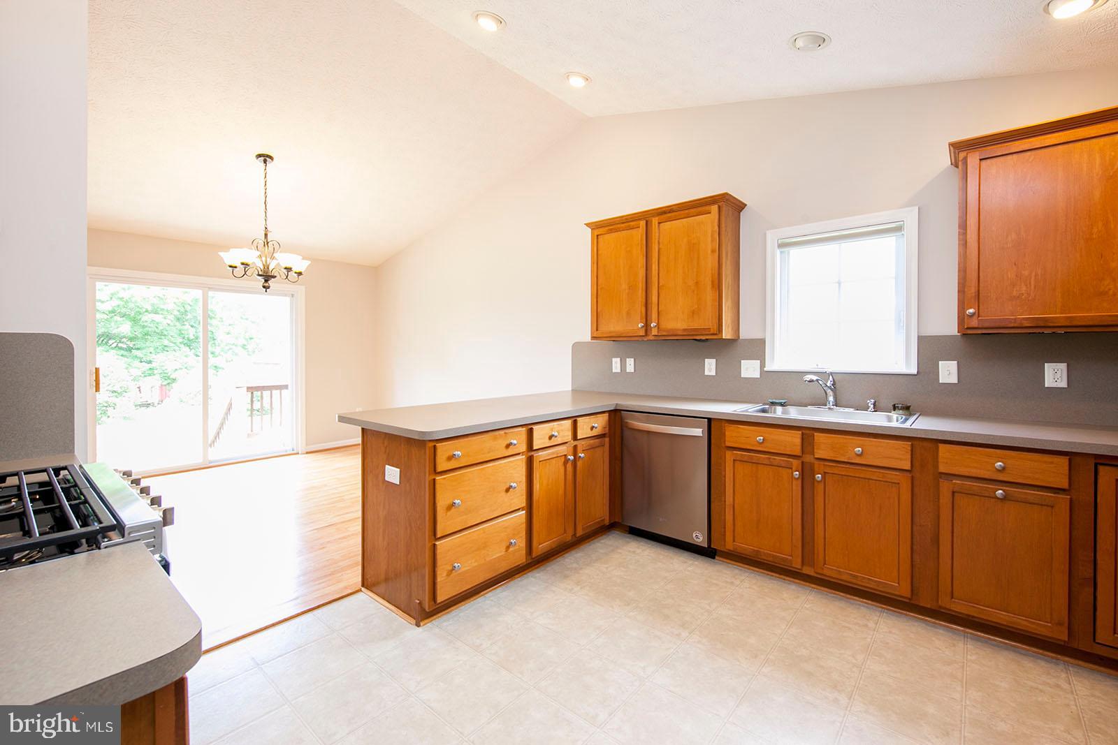 103 Longcroft Road Winchester, VA 22602 - Photo 10 of 52 Well appointed kitchen with s/s appliances