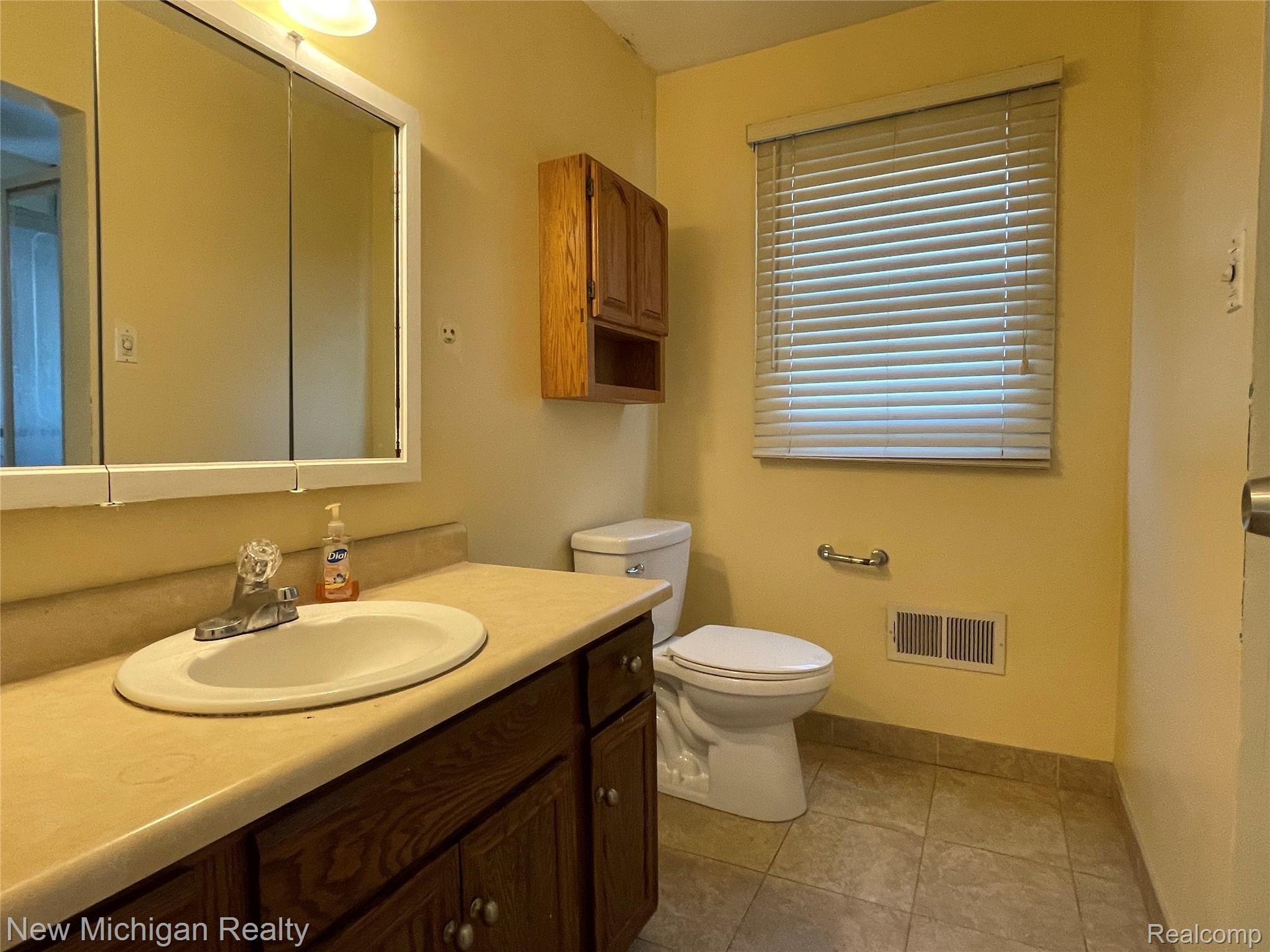 1900 Alsdorf Avenue Rochester, MI 48309 - Photo 8 of 16 bath2.jpeg