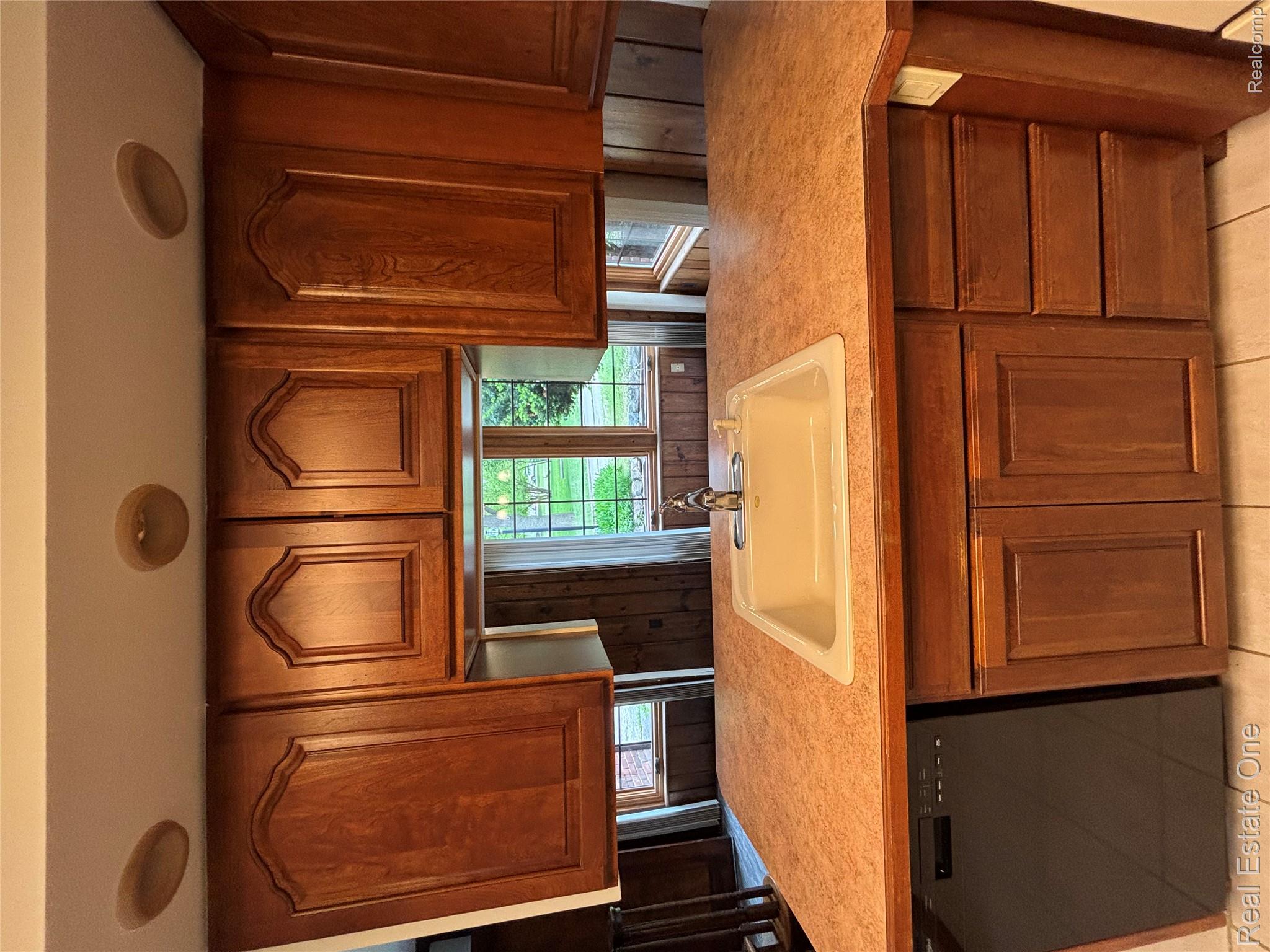 109 West Kennett Road Pontiac, MI 48340 - Photo 6 of 33 Kitchen