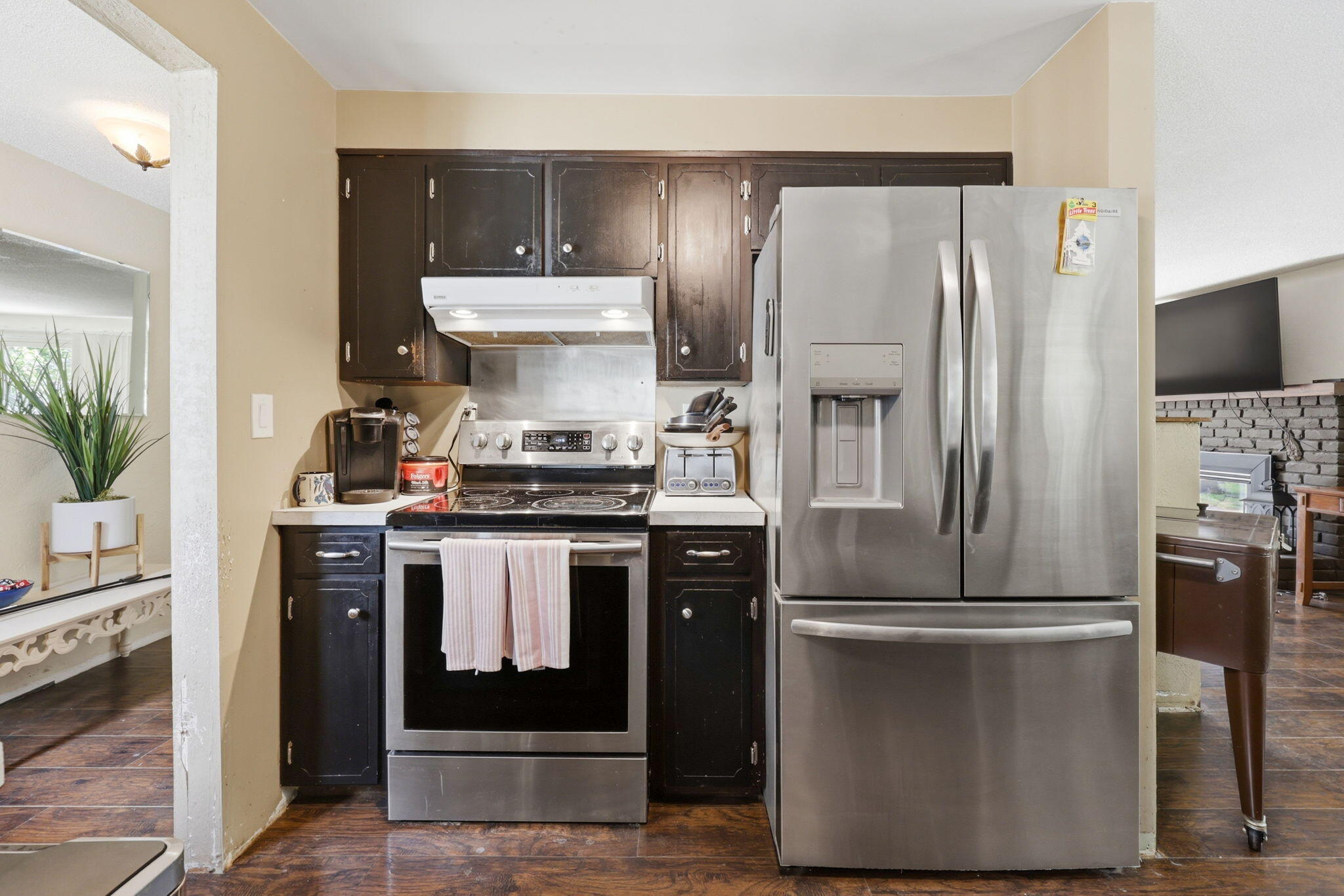 102 Elm Street Phoenix, OR 97535 - Photo 17 of 28 a kitchen with stainless steel appliances granite countertop a refrigerator a stove and a sink