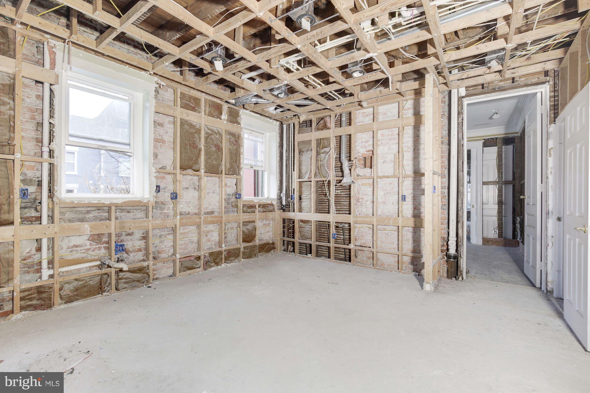 87 V Street Northwest Washington, DC 20001 - Photo 13 of 30 en empty room with windows
