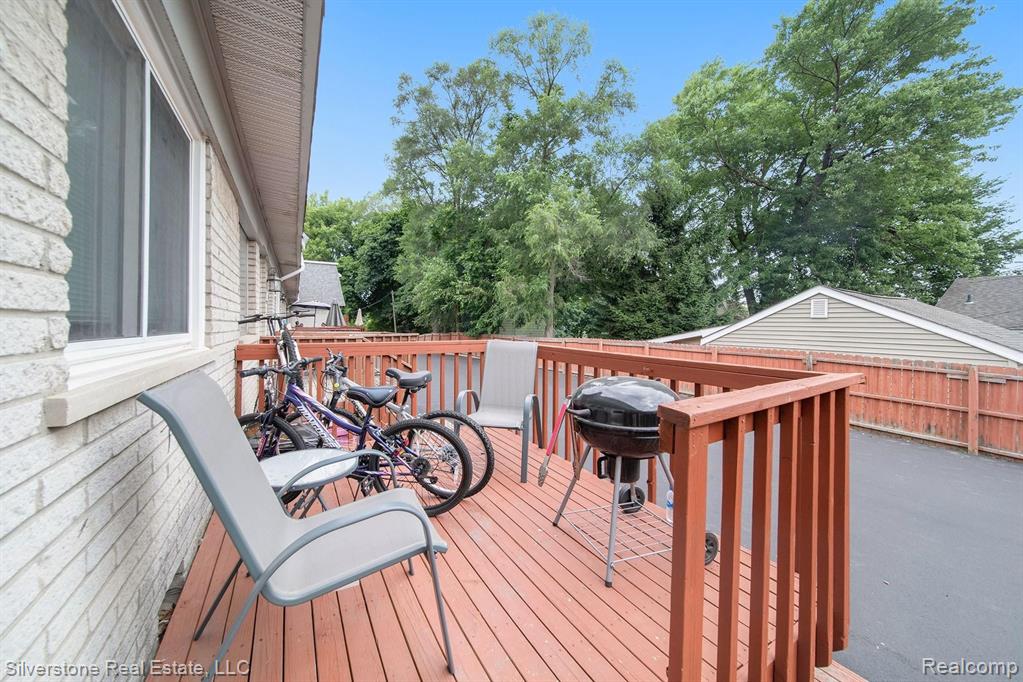 162 Ladd Road Walled Lake, MI 48390 - Photo 2 of 17