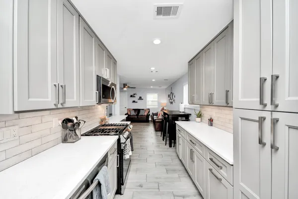 $1,900 | 834 Ellington Street, Houston, TX 77088