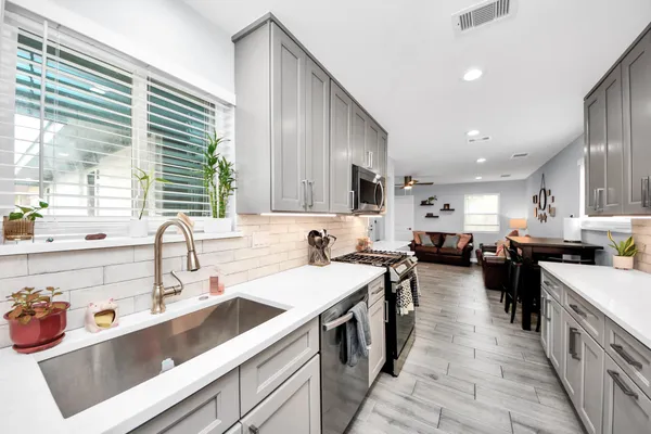 $1,900 | 834 Ellington Street, Houston, TX 77088