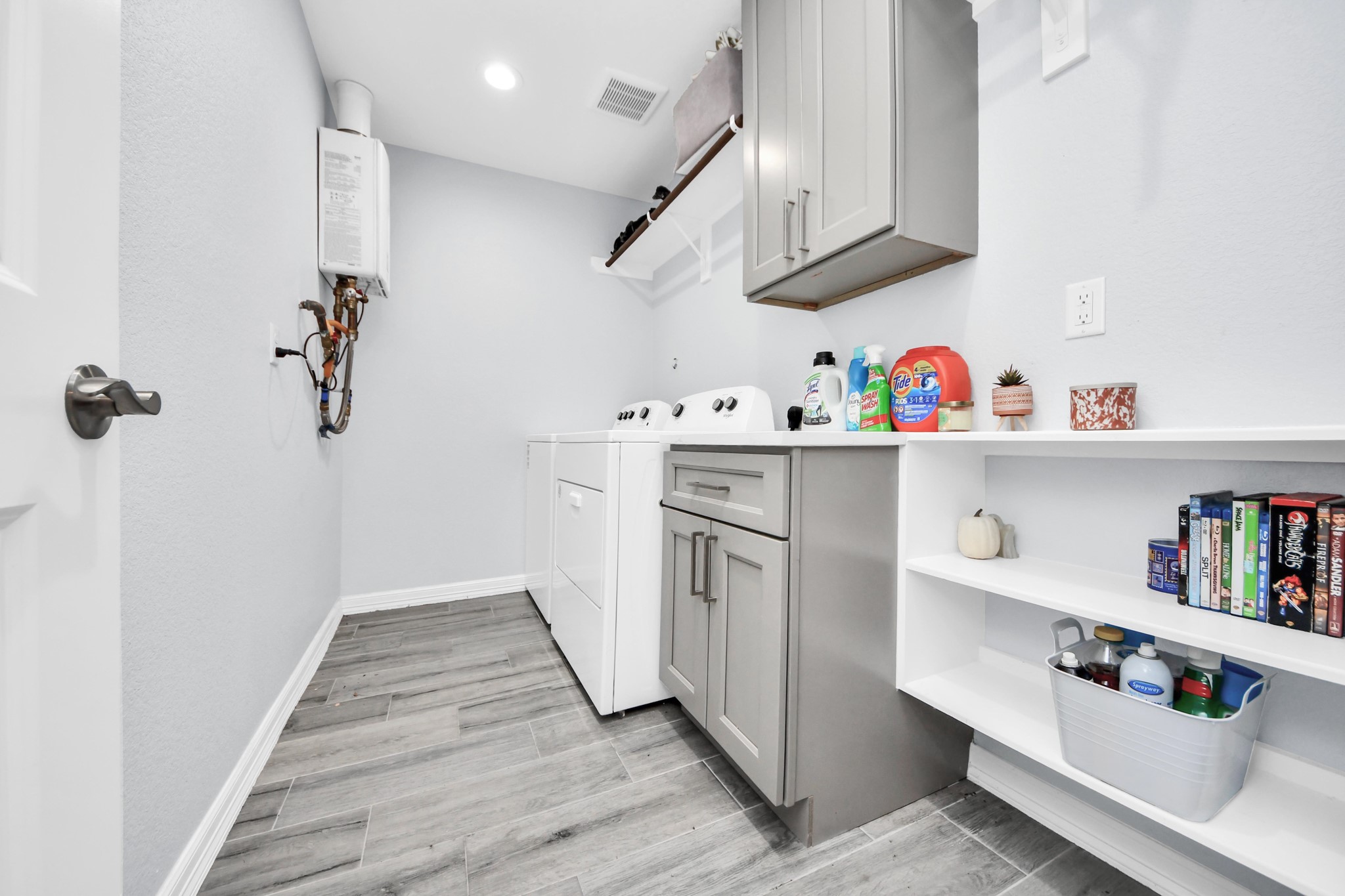 834 Ellington Street Houston, TX 77088 - Photo 18 of 37 Laundry room