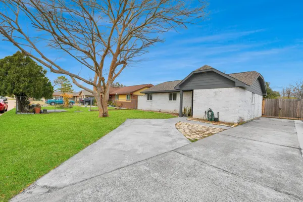 $1,900 | 834 Ellington Street, Houston, TX 77088