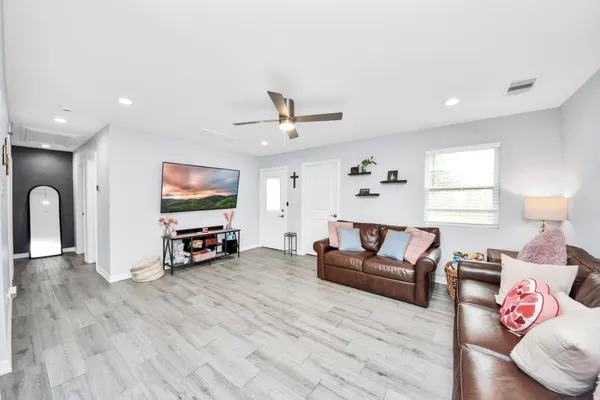 $1,900 | 834 Ellington Street, Houston, TX 77088