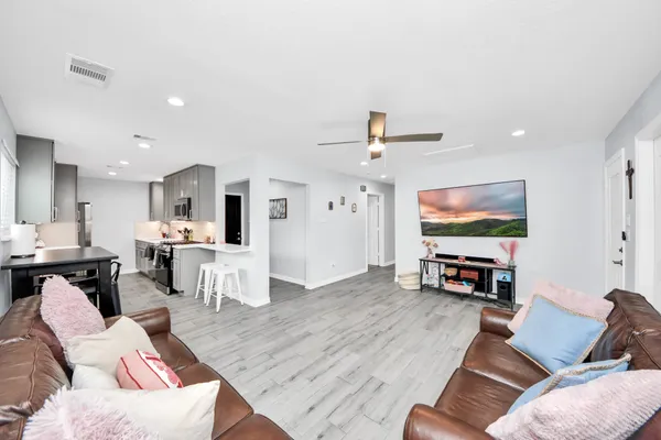 $1,900 | 834 Ellington Street, Houston, TX 77088