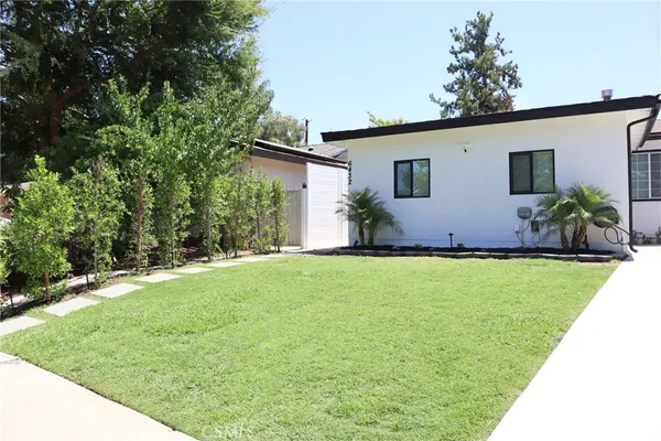 $1,690 | 6432 Farralone Avenue, Woodland Hills, CA 91303