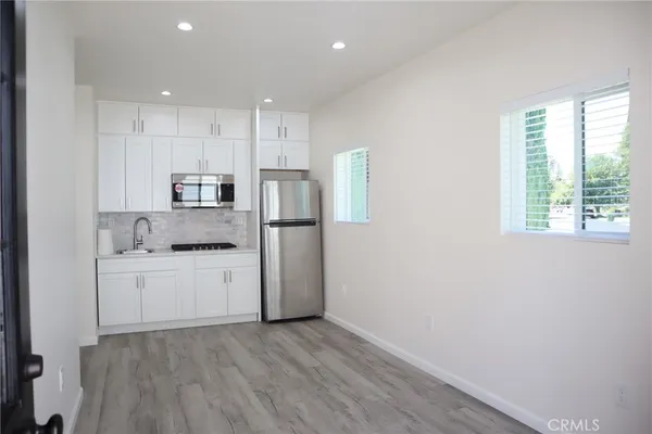 $1,690 | 6432 Farralone Avenue, Woodland Hills, CA 91303