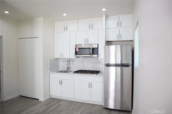 $1,690 | 6432 Farralone Avenue, Woodland Hills, CA 91303