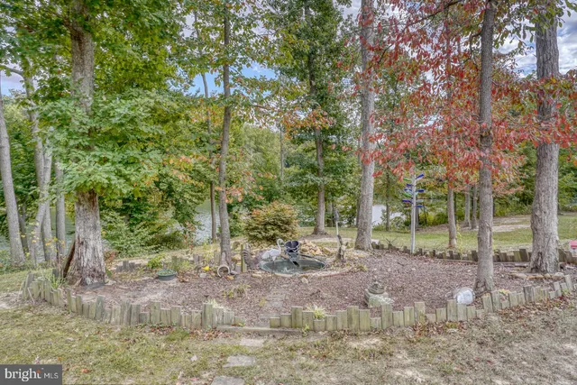 a view of a livingroom with furniture and a ceiling fan