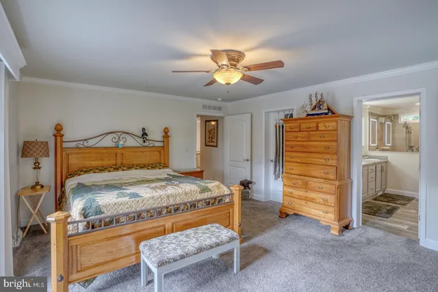 a view of a livingroom with furniture