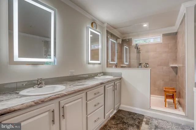 a view of a livingroom with furniture and a ceiling fan