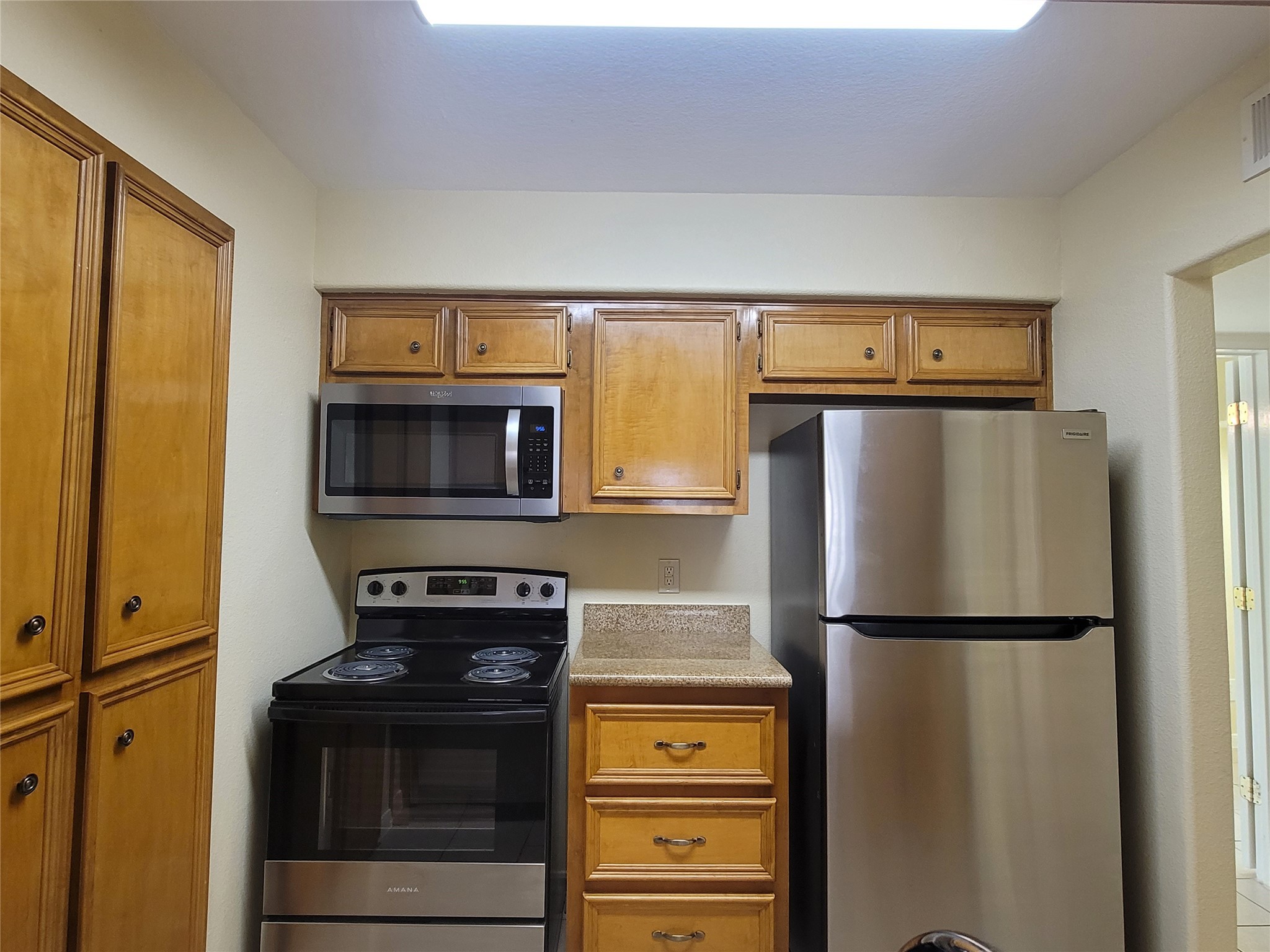 215 Postoffice Street, Unit 801 Galveston, TX 77550 - Photo 5 of 16 a kitchen with a refrigerator stove and microwave