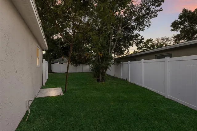 a view of a back yard