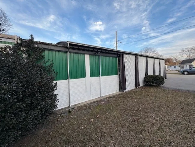 a view of a backyard