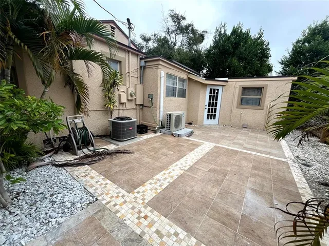 a view of a house with backyard
