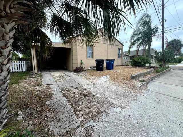 a view of a yard with a house