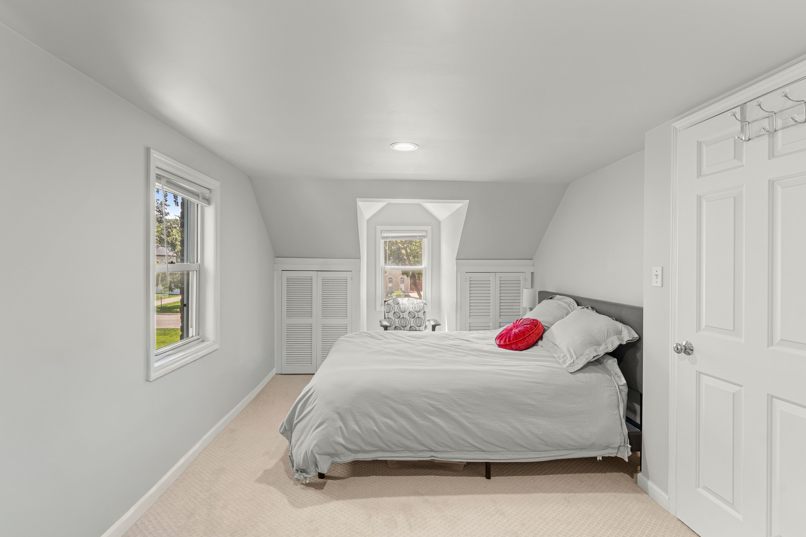 725 North County Line Road Hinsdale, IL 60521 - Photo 18 of 34 a bedroom with a bed and a window
