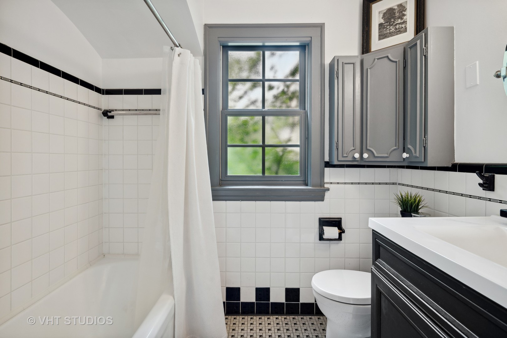615 Riford Road Glen Ellyn, IL 60137 - Photo 15 of 33 a bathroom with a sink toilet a mirror and shower