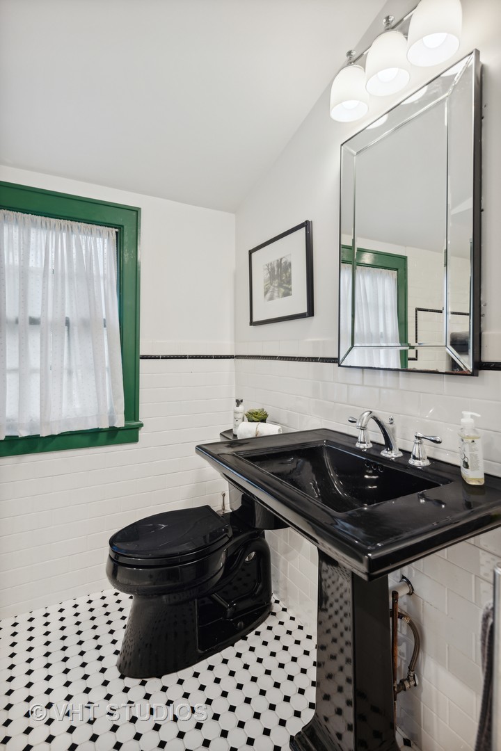 615 Riford Road Glen Ellyn, IL 60137 - Photo 18 of 33 a bathroom with a sink a toilet and a mirror