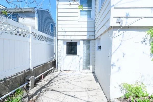 $2,100 | 214 Woodcliff Avenue, Unit 3, Little Falls, NJ 07424