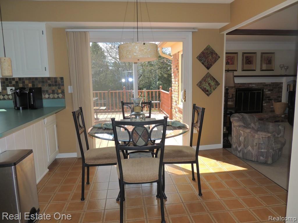 646 Abbey Court Rochester, MI 48307 - Photo 12 of 44 Kitchen Eating Area View