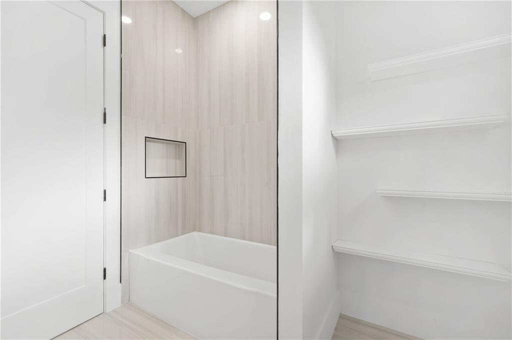 5175 Cascade Road Atlanta, GA 30331 - Photo 29 of 62 a bathroom with a bathtub