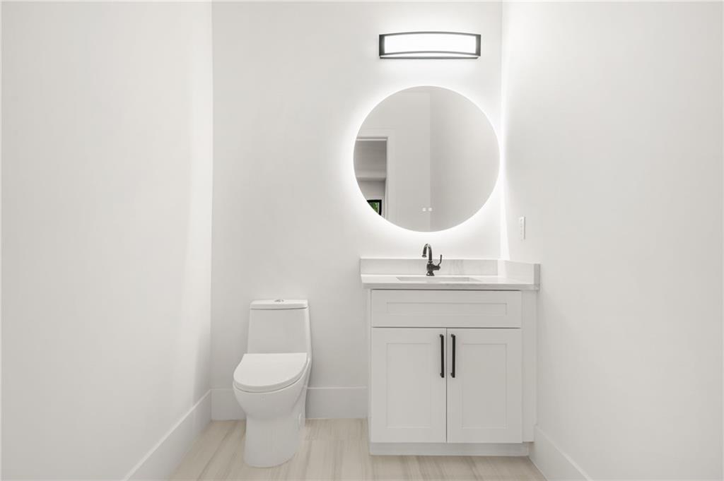 5175 Cascade Road Atlanta, GA 30331 - Photo 35 of 62 a bathroom with a toilet a sink and mirror