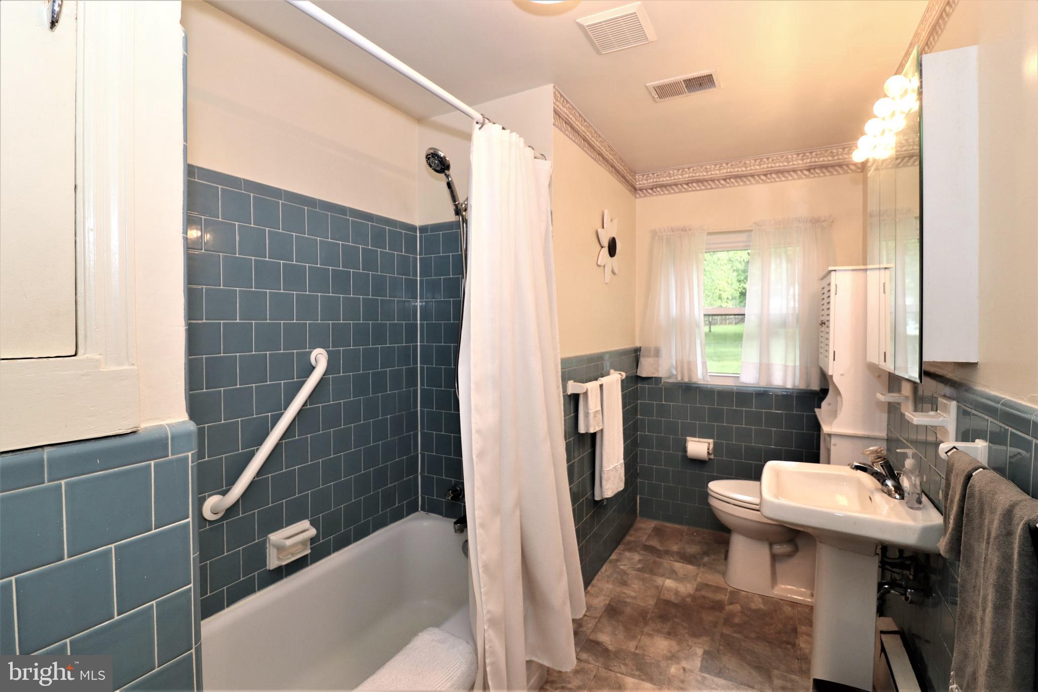 22 Blue Ridge Street Warrenton, VA 20186 - Photo 20 of 28 Full Bathroom