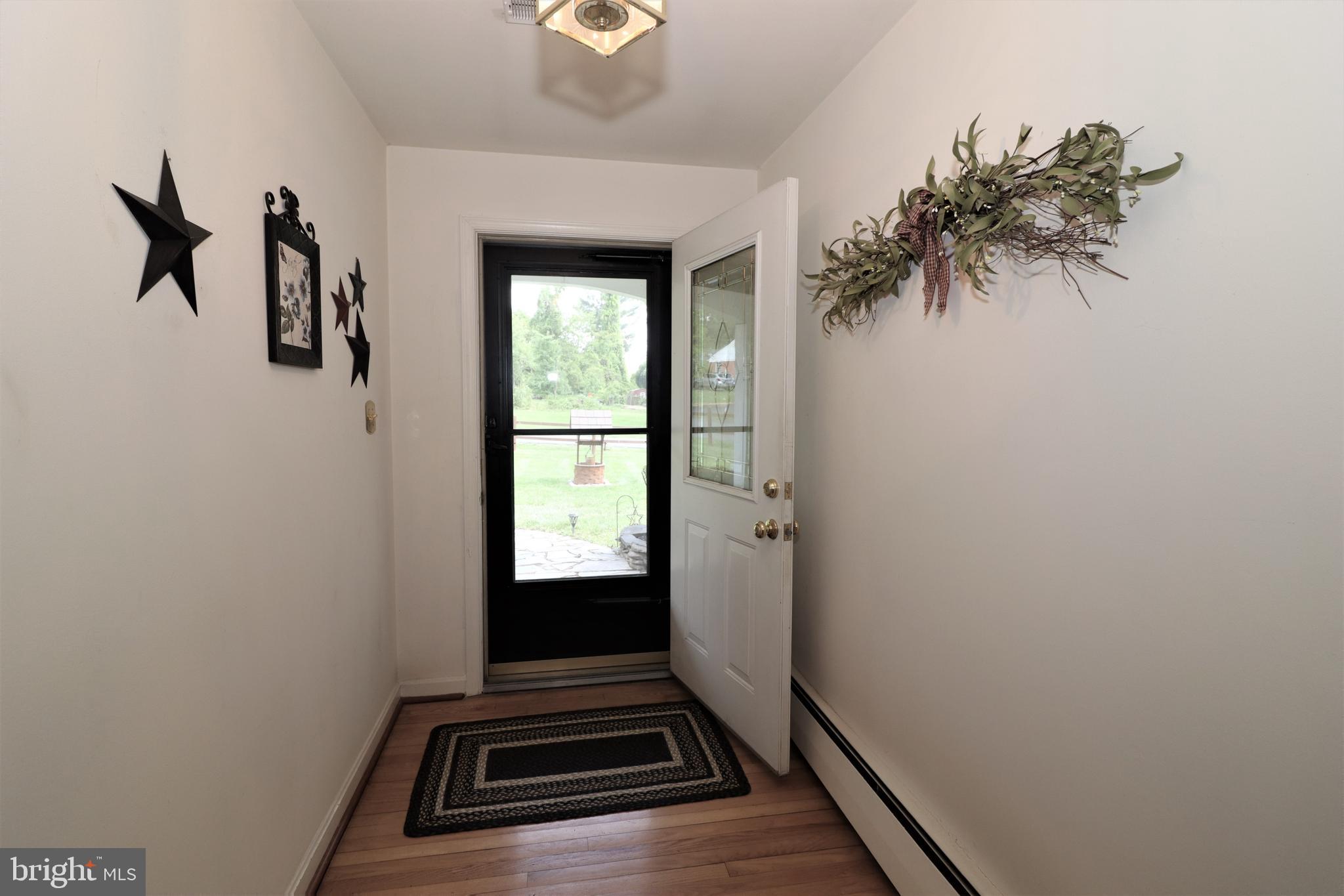 22 Blue Ridge Street Warrenton, VA 20186 - Photo 5 of 28 Entry foyer