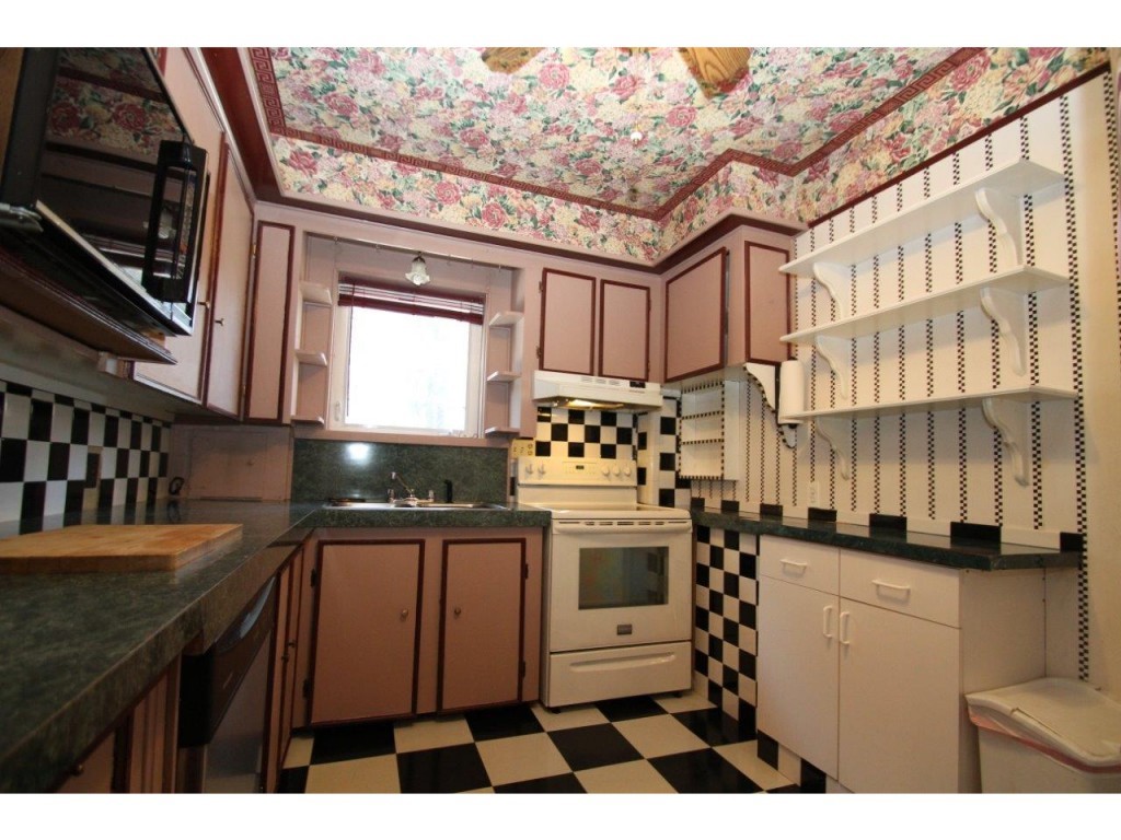 511 Mammoth Road Londonderry, NH 03053 - Photo 2 of 25