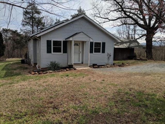 a view of a house with yard