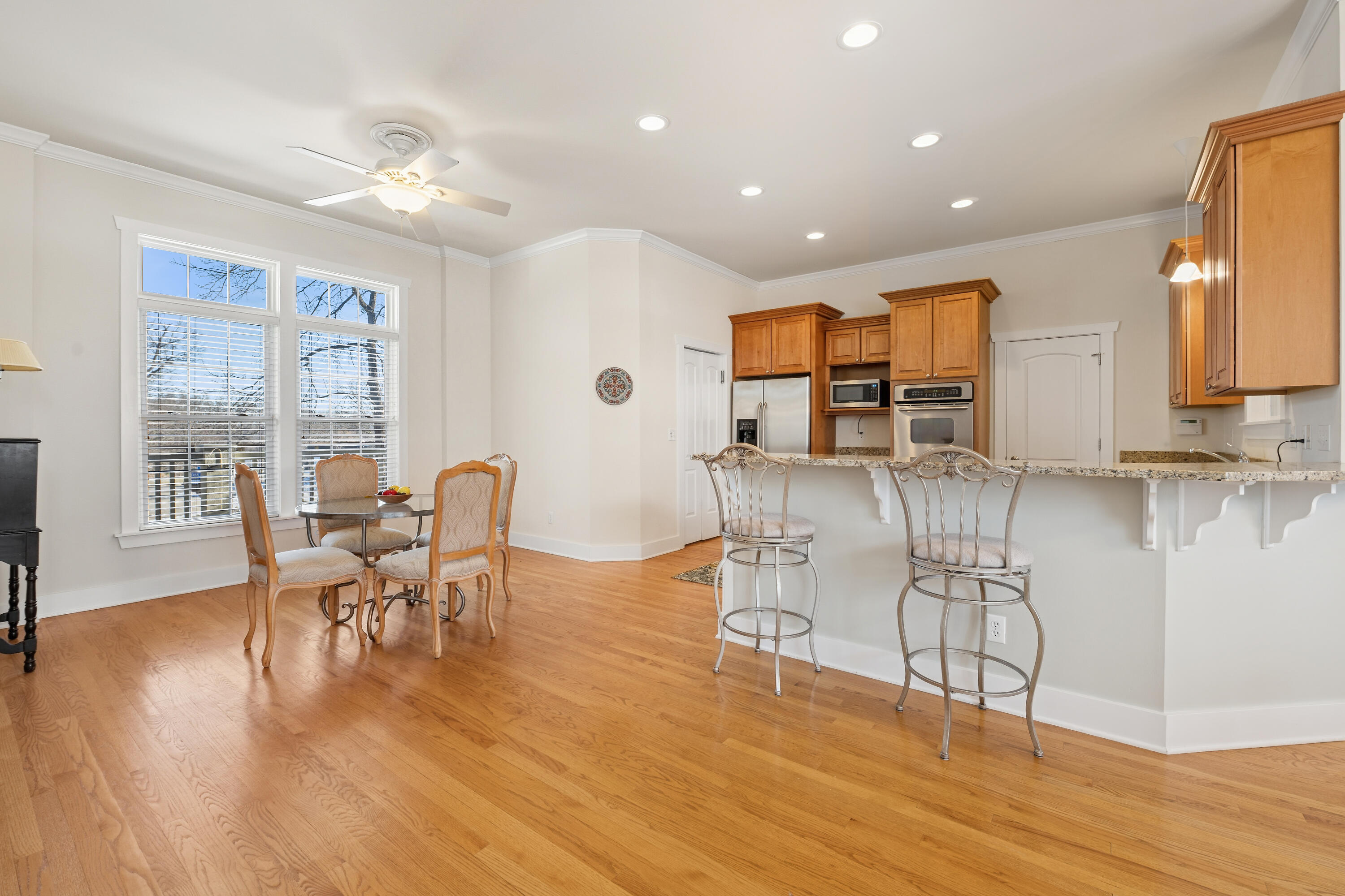 1530 Prestwick Place Geneva, WI 53147 - Photo 7 of 30 Kitchen w/breakfast bar offering ample seating and casual dining area