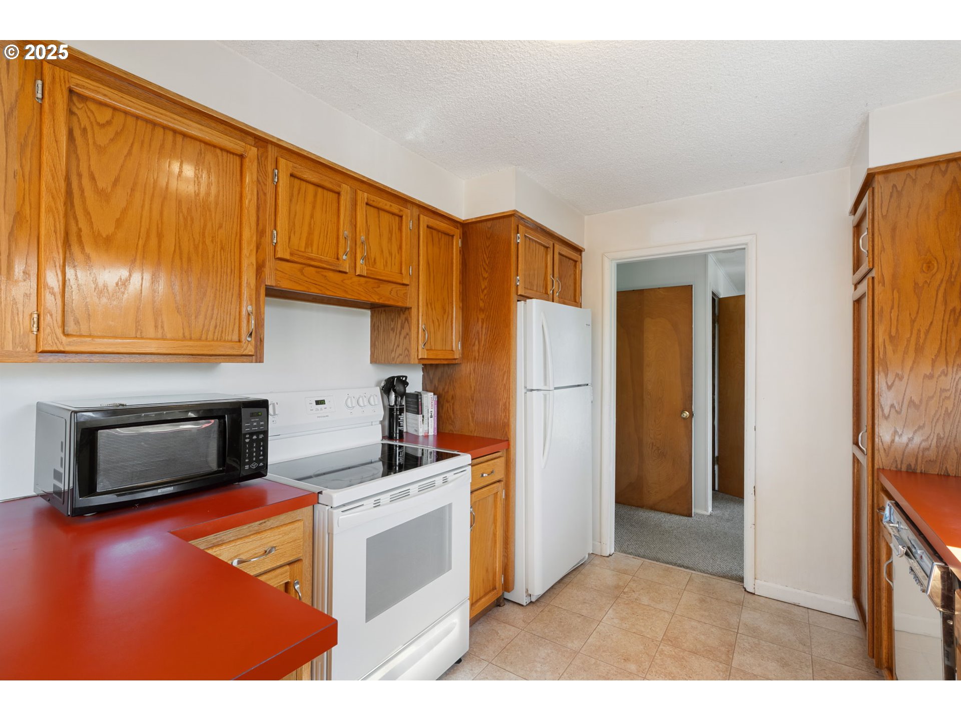 122 Armstrong Road Chehalis, WA 98532 - Photo 14 of 40 a kitchen with stainless steel appliances kitchen island a refrigerator a stove and a sink