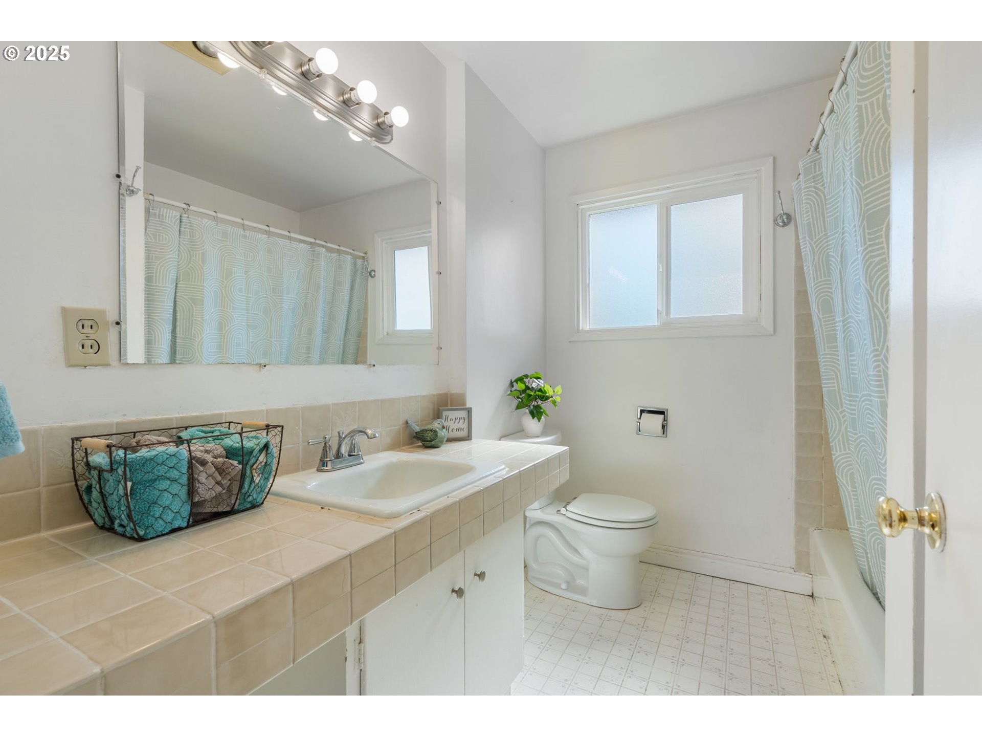 122 Armstrong Road Chehalis, WA 98532 - Photo 26 of 40 a bathroom with a sink vanity granite toilet and a mirror