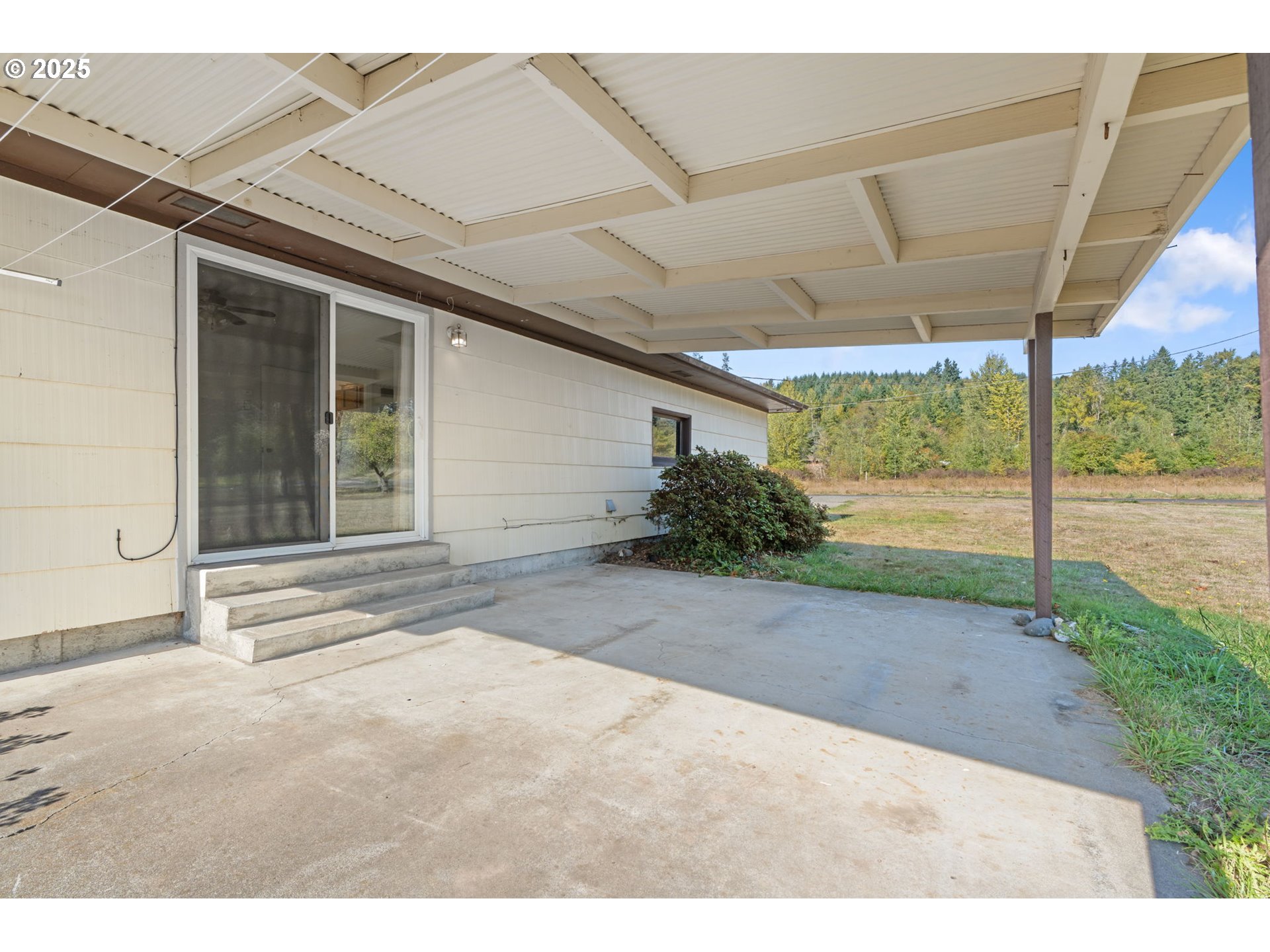 122 Armstrong Road Chehalis, WA 98532 - Photo 28 of 40 a backyard of a house with plants and outdoor space