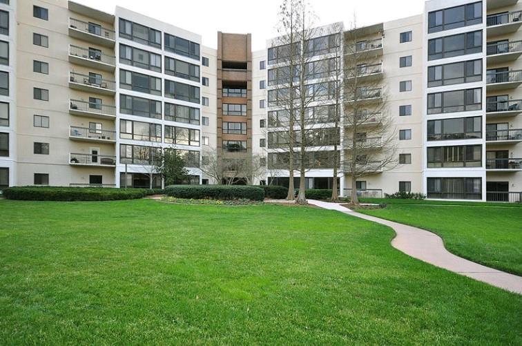 1800 Clairmont Lake, Unit A325 Decatur, GA 30033 - Photo 47 of 51 a view of a building with a yard