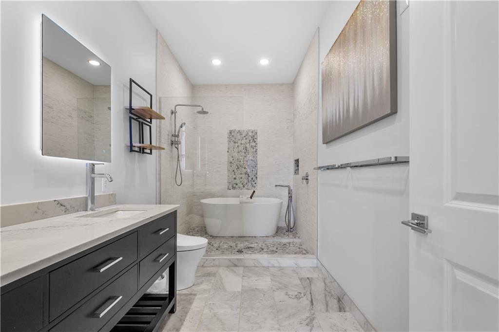 2545 Penn Avenue, Unit 601 Pittsburgh, PA 15222 - Photo 39 of 48 a spacious bathroom with a double vanity sink mirror and a bathtub