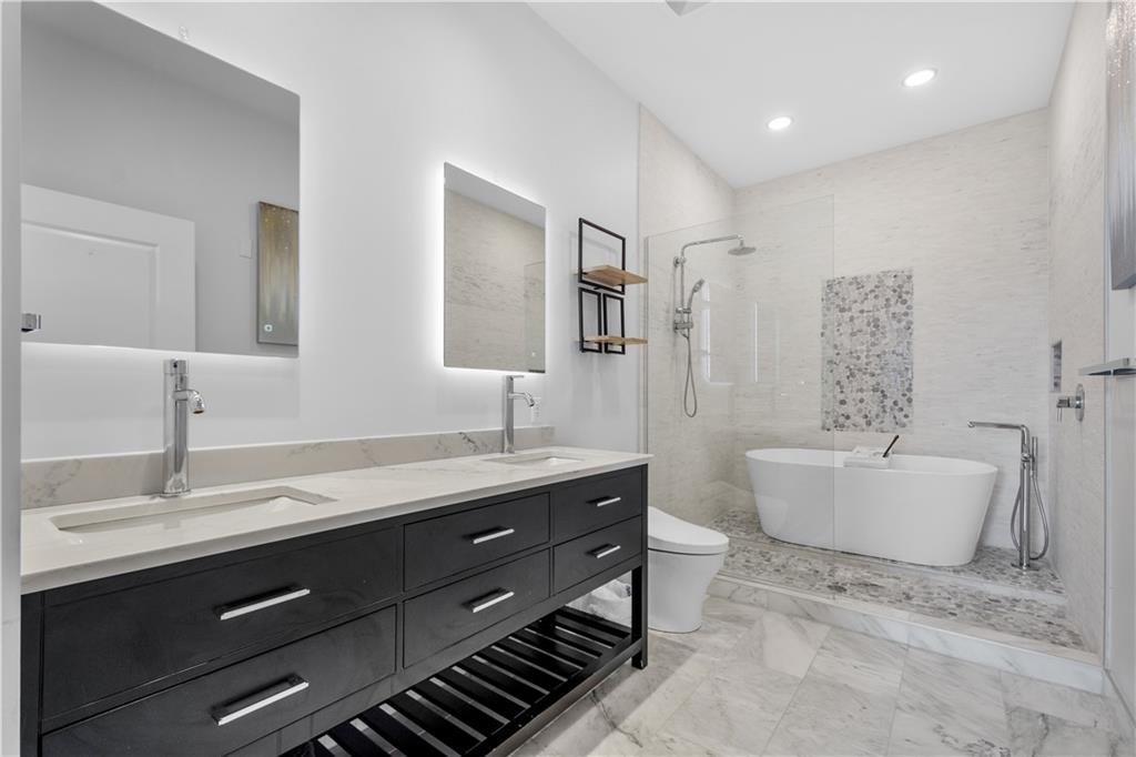 2545 Penn Avenue, Unit 601 Pittsburgh, PA 15222 - Photo 40 of 48 a spacious bathroom with a bathtub shower sink double and mirror