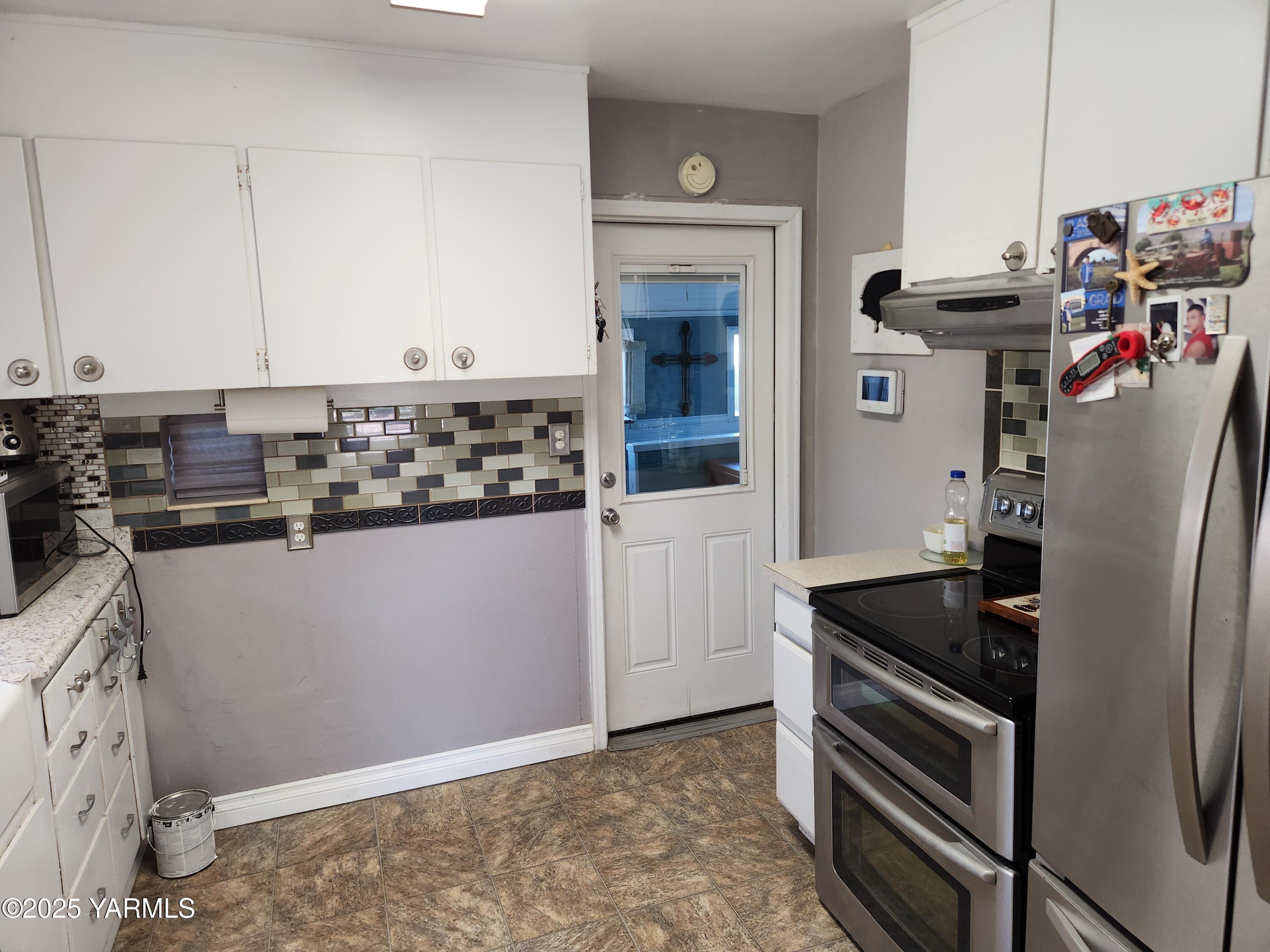 10 South Date Street Toppenish, WA 98948 - Photo 16 of 37 a kitchen with stainless steel appliances granite countertop a refrigerator and a stove top oven