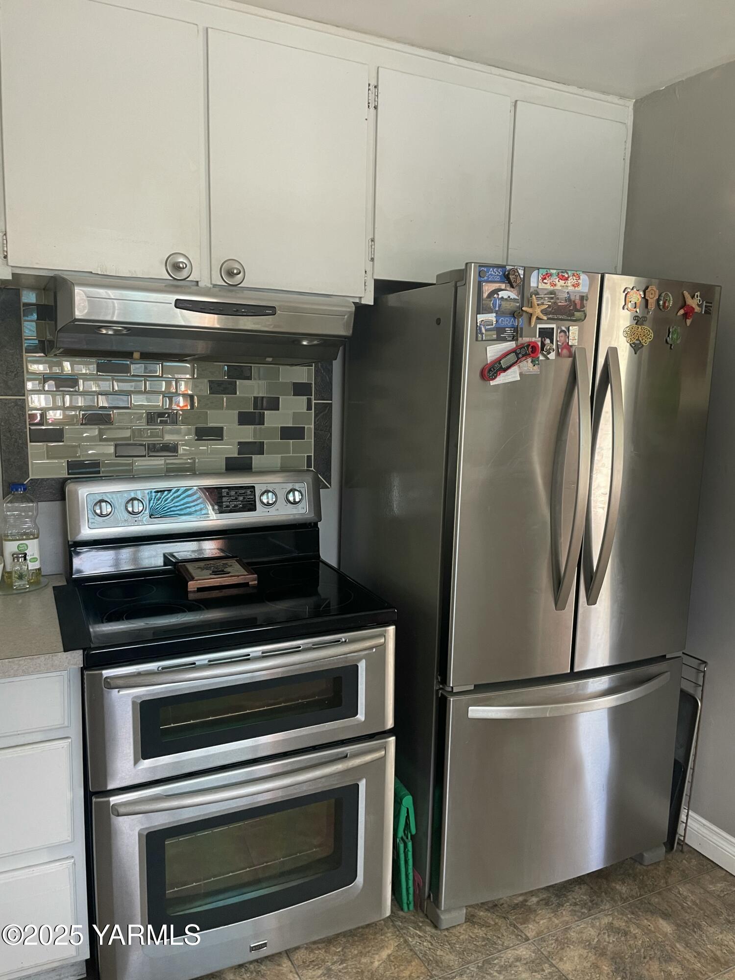 10 South Date Street Toppenish, WA 98948 - Photo 17 of 37 a kitchen with appliances and cabinets