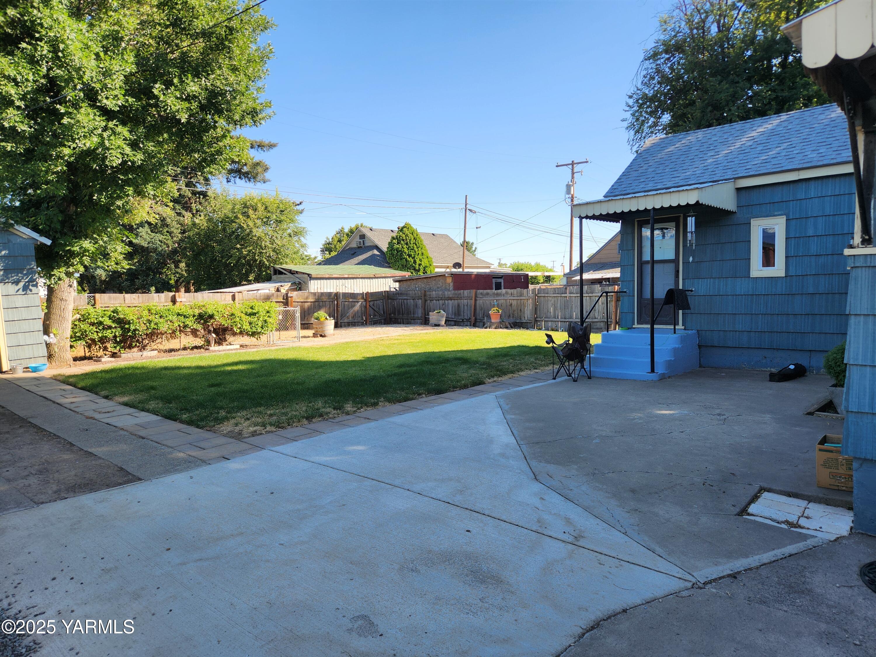 10 South Date Street Toppenish, WA 98948 - Photo 2 of 37 a view of a house with backyard and sitting area