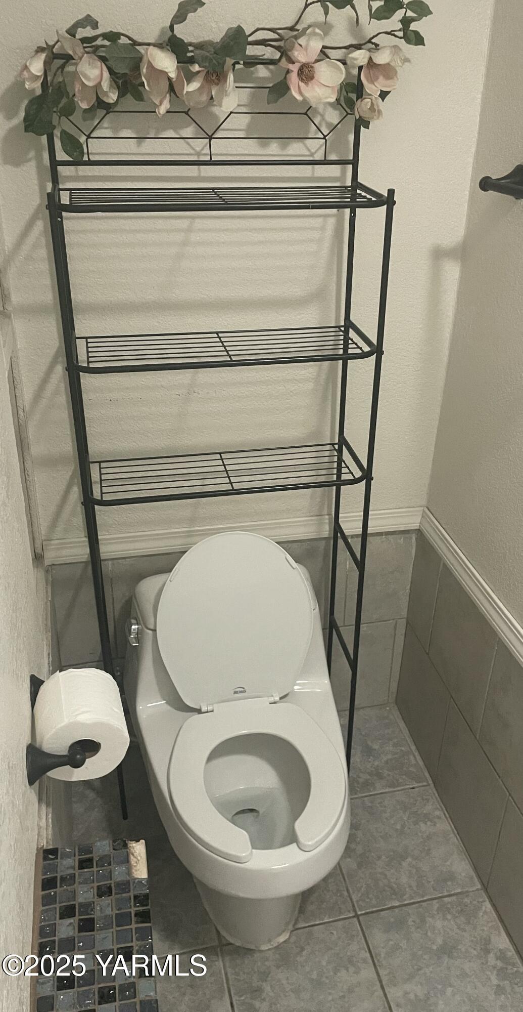 10 South Date Street Toppenish, WA 98948 - Photo 28 of 37 a bathroom with a toilet and a mirror