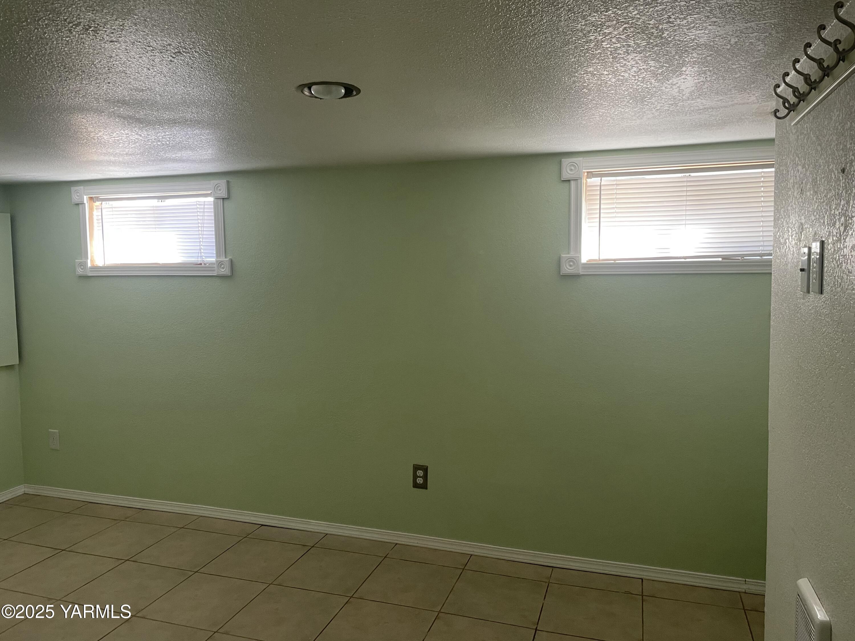 10 South Date Street Toppenish, WA 98948 - Photo 30 of 37 a bathroom with a window