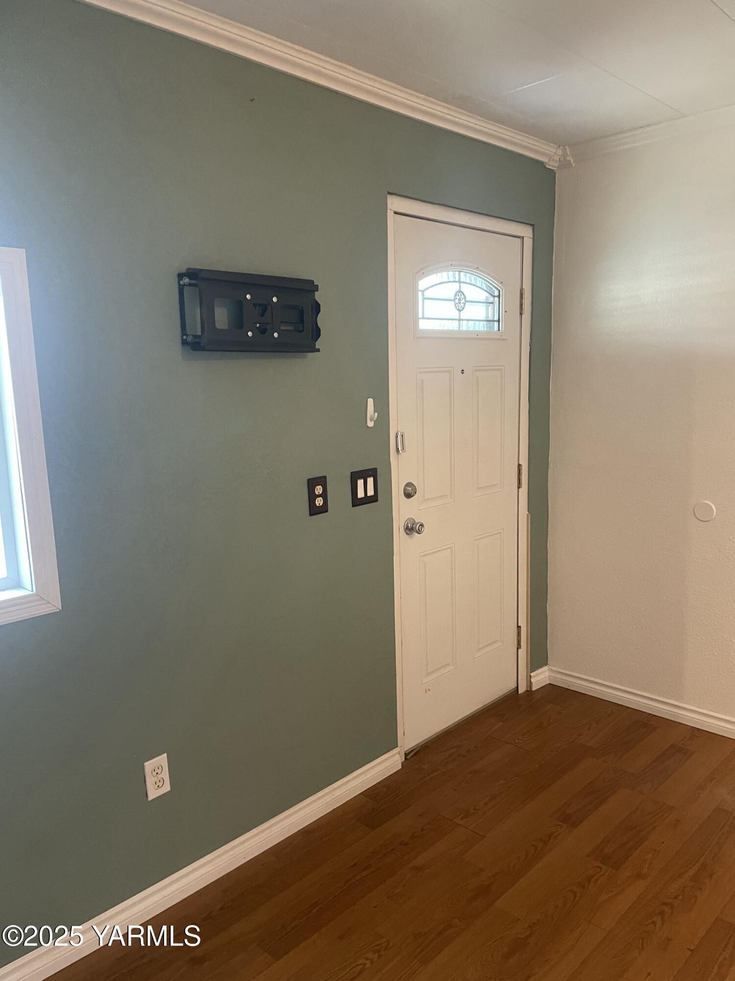 10 South Date Street Toppenish, WA 98948 - Photo 37 of 37 an empty room with window